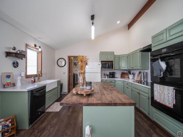 10727 SW Auburn RD, Wakarusa, KS 66546