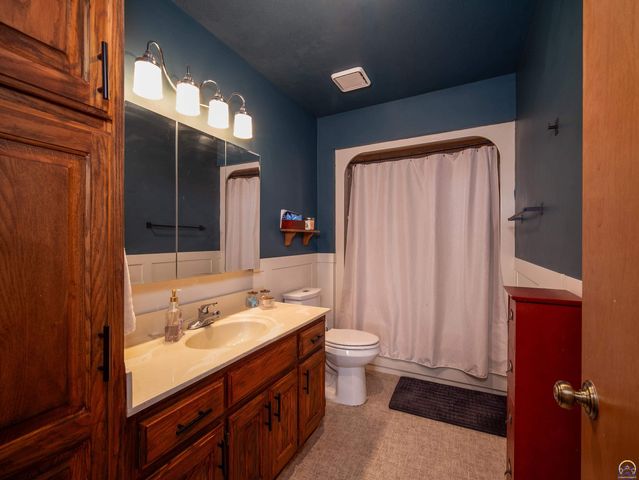 10727 SW Auburn RD, Wakarusa, KS 66546