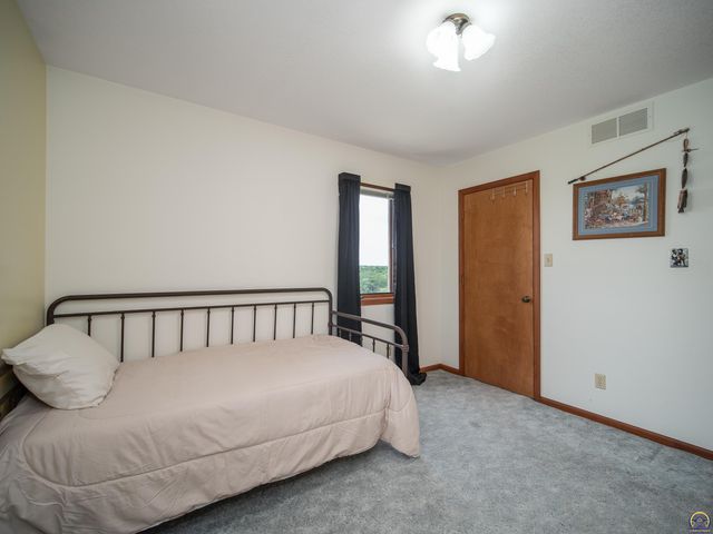 10727 SW Auburn RD, Wakarusa, KS 66546