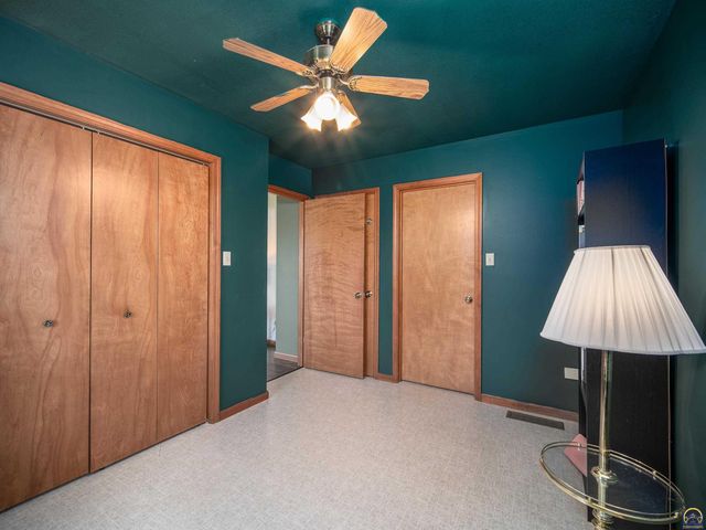 10727 SW Auburn RD, Wakarusa, KS 66546