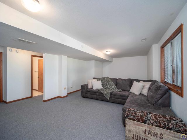 10727 SW Auburn RD, Wakarusa, KS 66546