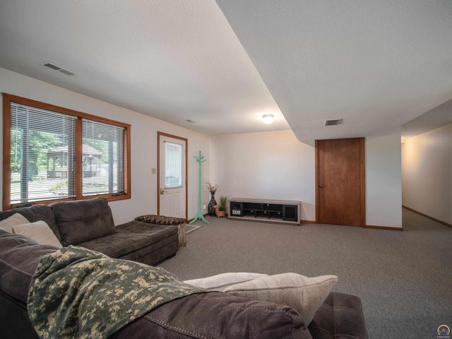 10727 SW Auburn RD, Wakarusa, KS 66546