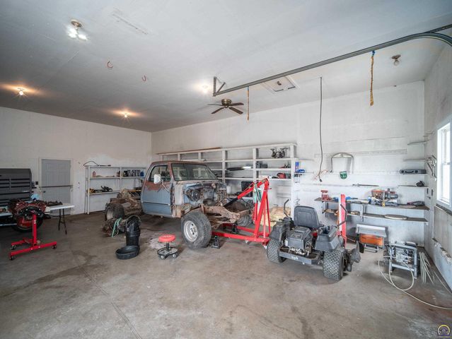 10727 SW Auburn RD, Wakarusa, KS 66546