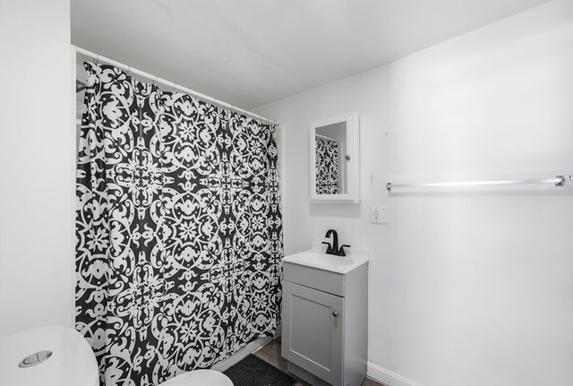 5 Floyd St, Lowell, MA 01852