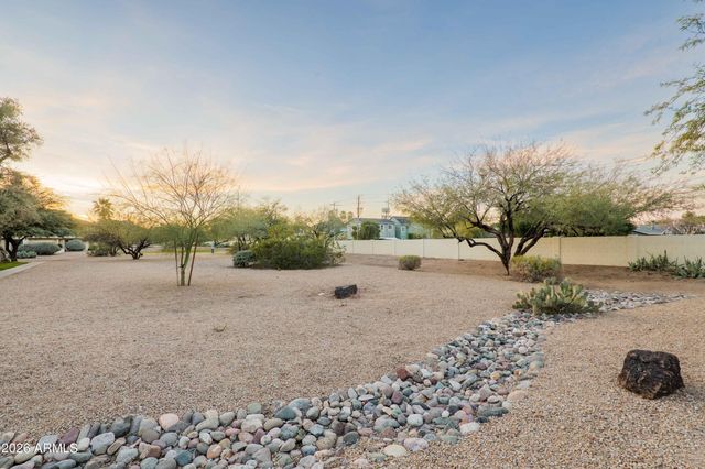 792 E EUGIE Avenue, Phoenix, AZ 85022