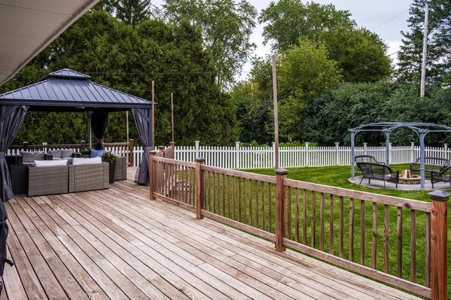 2410 Camelot DRIVE, Brookfield, WI 53045