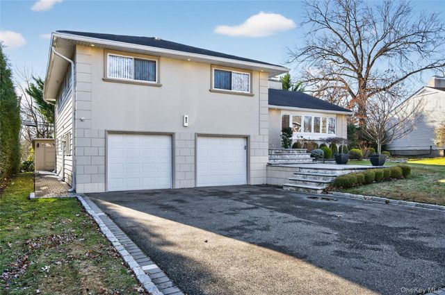 1 Peppermill Road, Roslyn, NY 11576