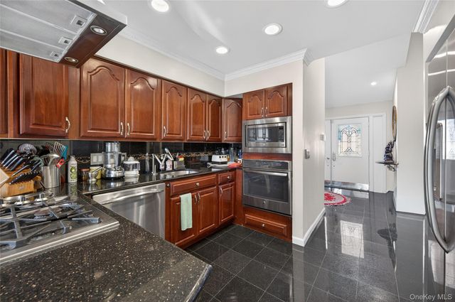 1 Peppermill Road, Roslyn, NY 11576