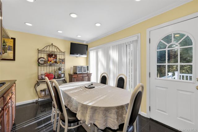 1 Peppermill Road, Roslyn, NY 11576