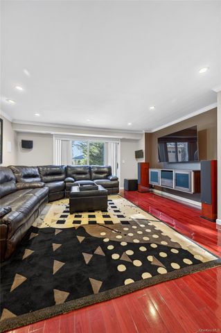 1 Peppermill Road, Roslyn, NY 11576