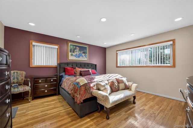 1 Peppermill Road, Roslyn, NY 11576