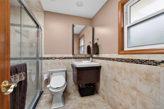 1 Peppermill Road, Roslyn, NY 11576