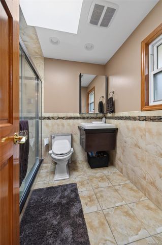 1 Peppermill Road, Roslyn, NY 11576