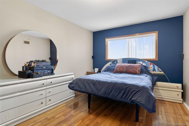 1 Peppermill Road, Roslyn, NY 11576