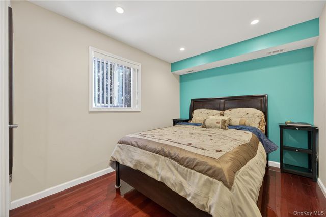 1 Peppermill Road, Roslyn, NY 11576