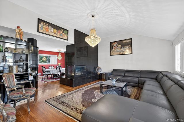 1 Peppermill Road, Roslyn, NY 11576