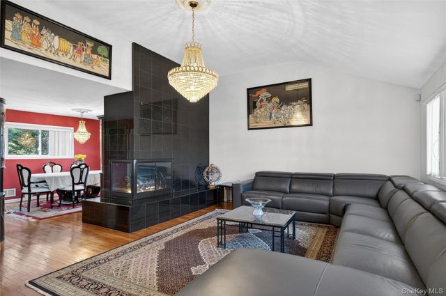 1 Peppermill Road, Roslyn, NY 11576