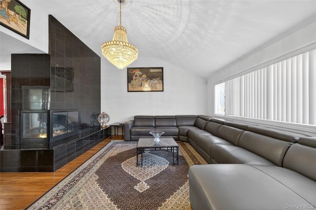 1 Peppermill Road, Roslyn, NY 11576