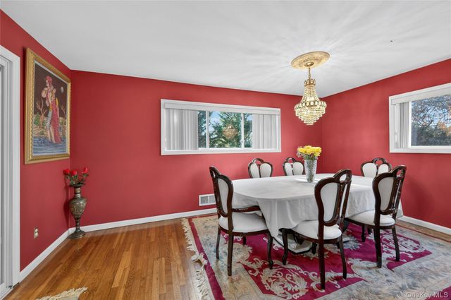 1 Peppermill Road, Roslyn, NY 11576