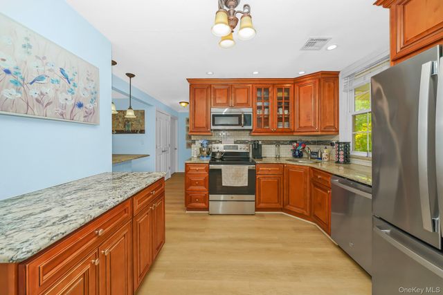 87 Tardy Lane N, Wantagh, NY 11793