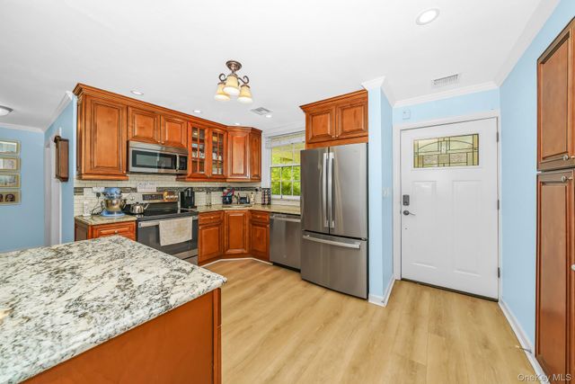 87 Tardy Lane N, Wantagh, NY 11793