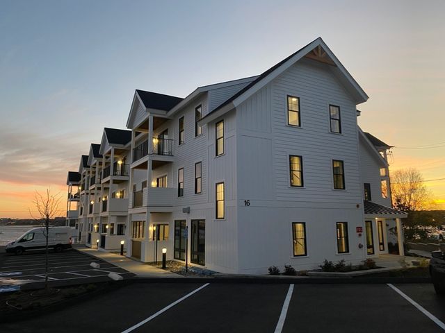 12 Congress Street 208, Beverly, MA 01915