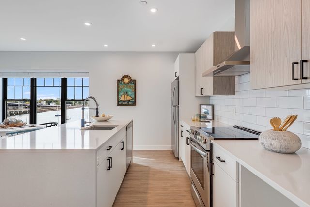12 Congress Street 208, Beverly, MA 01915