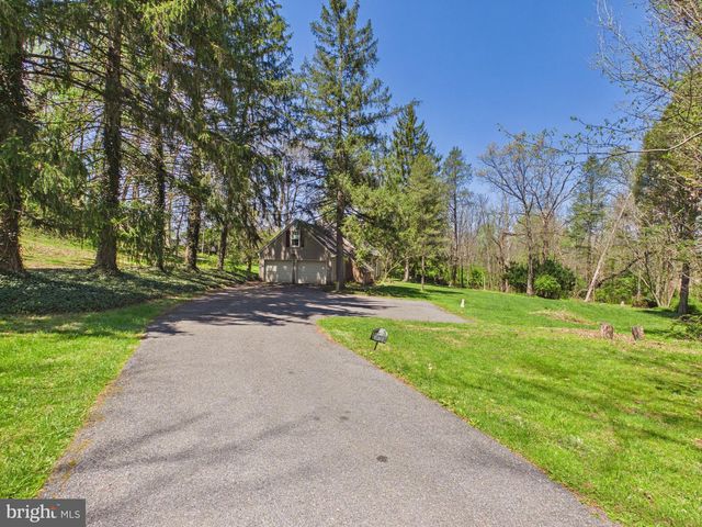 372 BURNT HOUSE RD, Carlisle, PA 17015