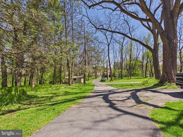 372 BURNT HOUSE RD, Carlisle, PA 17015