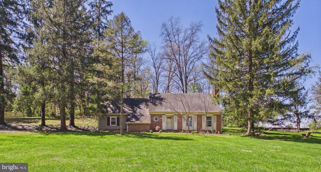 372 BURNT HOUSE RD, Carlisle, PA 17015