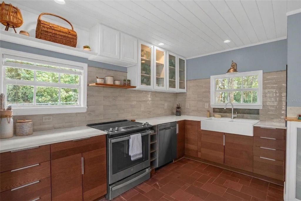 Image 13 of property listing at 331 OLD EUSTIS ROAD, Mount Dora, FL 32757