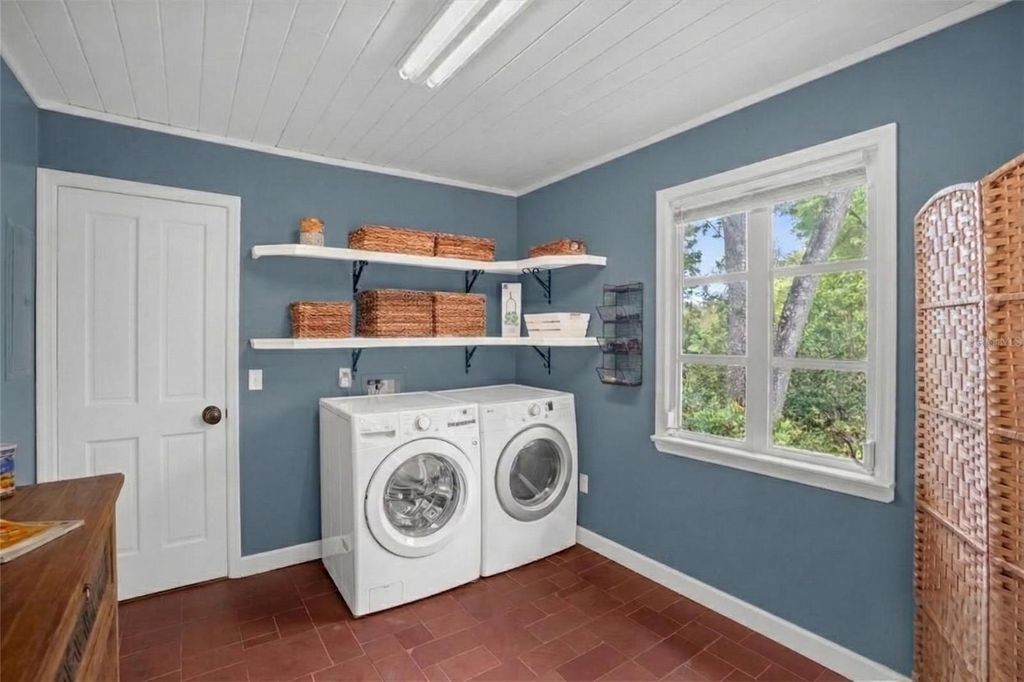 Image 20 of property listing at 331 OLD EUSTIS ROAD, Mount Dora, FL 32757