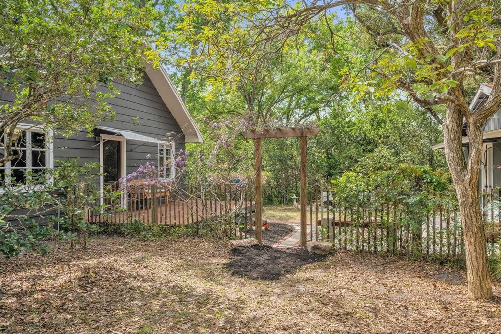 Image 25 of property listing at 331 OLD EUSTIS ROAD, Mount Dora, FL 32757