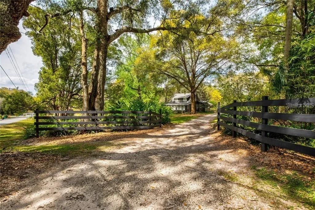 Image 30 of property listing at 331 OLD EUSTIS ROAD, Mount Dora, FL 32757