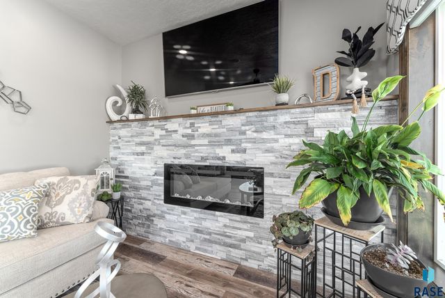 8401 E Roughlock St Street, Sioux Falls, SD 57110