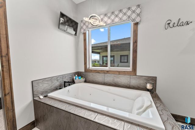 8401 E Roughlock St Street, Sioux Falls, SD 57110