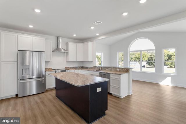23 SUSSEX DR, Falling Waters, WV 25419