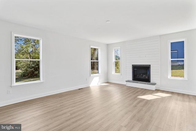 23 SUSSEX DR, Falling Waters, WV 25419