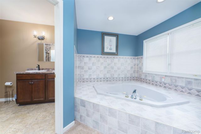 10488 W Grand River Road, Handy Township, MI 48836