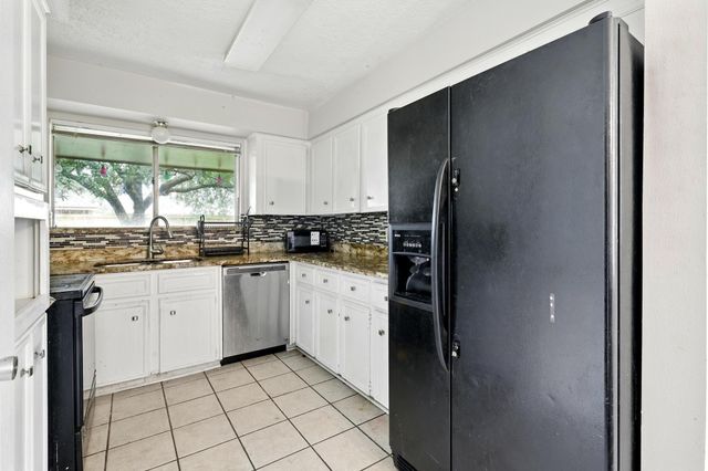 9810 Bayou Woods Drive, Baytown, TX 77521