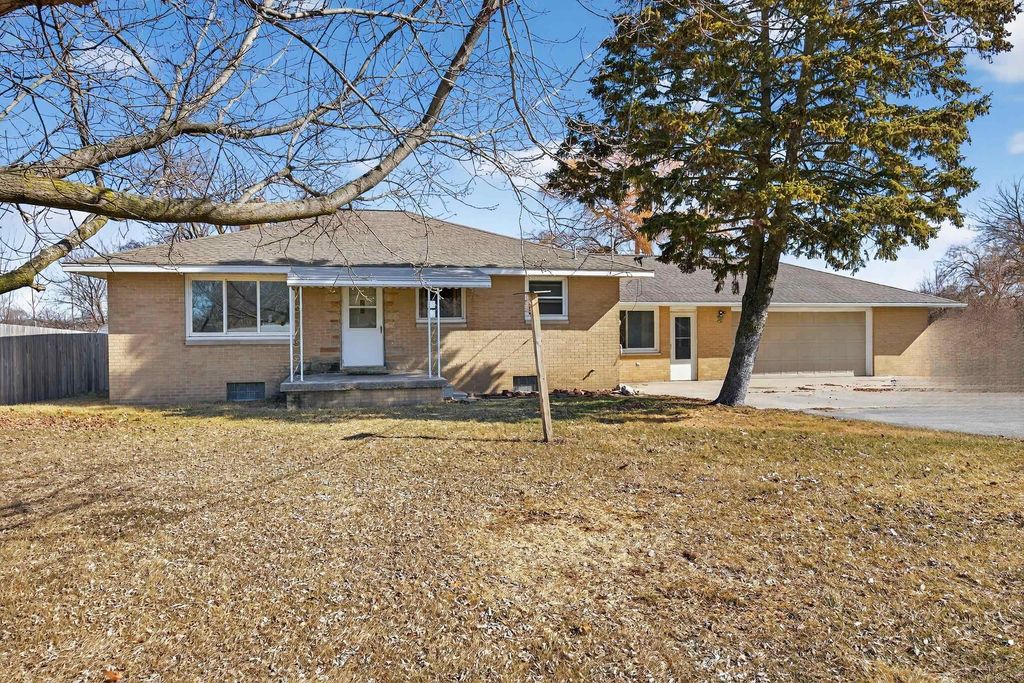 1943 S Huron Road, Kawkawlin, MI 48631