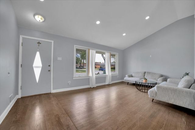 5549 W 102nd Street, Oak Lawn, IL 60453
