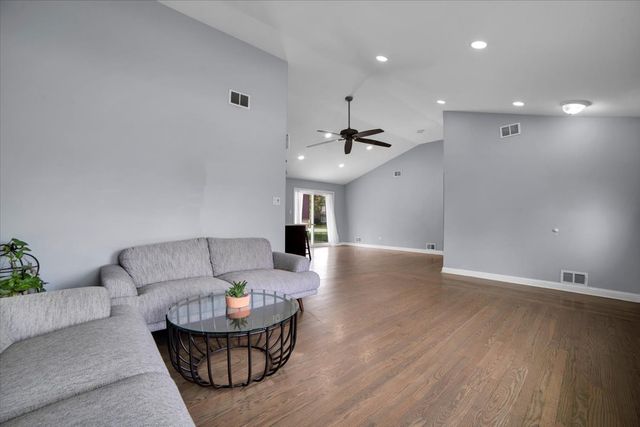 5549 W 102nd Street, Oak Lawn, IL 60453
