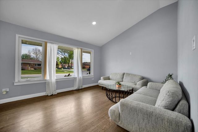 5549 W 102nd Street, Oak Lawn, IL 60453