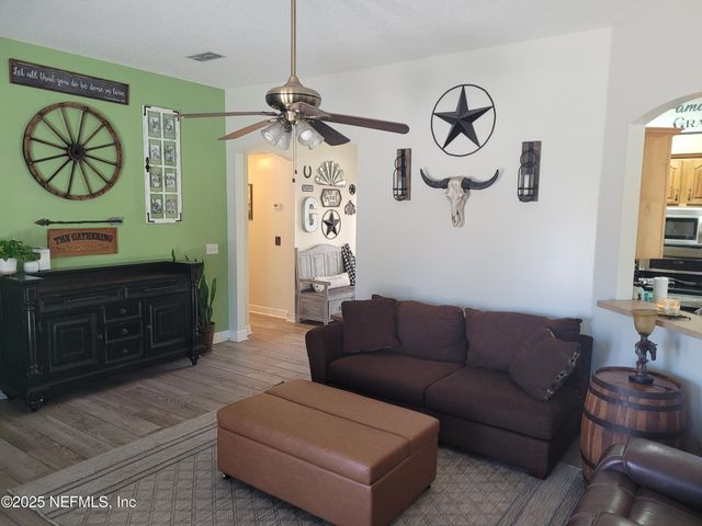 906 COUNTY ROAD 217, Jacksonville, FL 32234