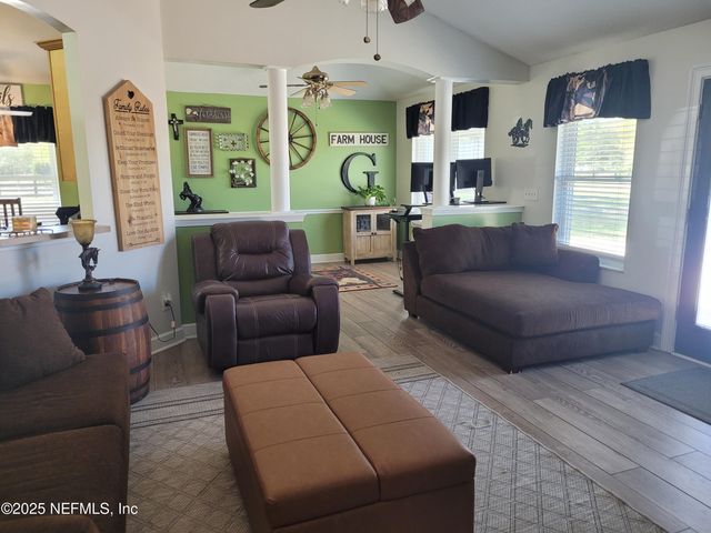 906 COUNTY ROAD 217, Jacksonville, FL 32234