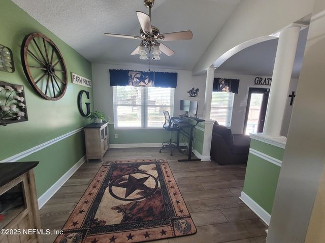 906 COUNTY ROAD 217, Jacksonville, FL 32234