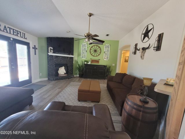 906 COUNTY ROAD 217, Jacksonville, FL 32234