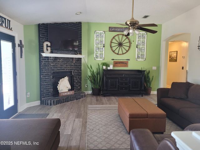 906 COUNTY ROAD 217, Jacksonville, FL 32234