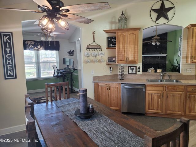 906 COUNTY ROAD 217, Jacksonville, FL 32234